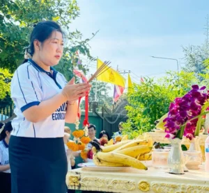 ผอ.สศท.2 พร้อมบุคลากรในสังกัด จัดพิธีไหว้ศาลพระภูมิชัยมงคล และศาลตายาย ในวันเริ่มต้นปีงบประมาณ พ.ศ. 2570 ด้วยตระหนักถึงความสำคัญทางด้านวัฒนธรรม จิตวิทยา และการบริหารองค์กร